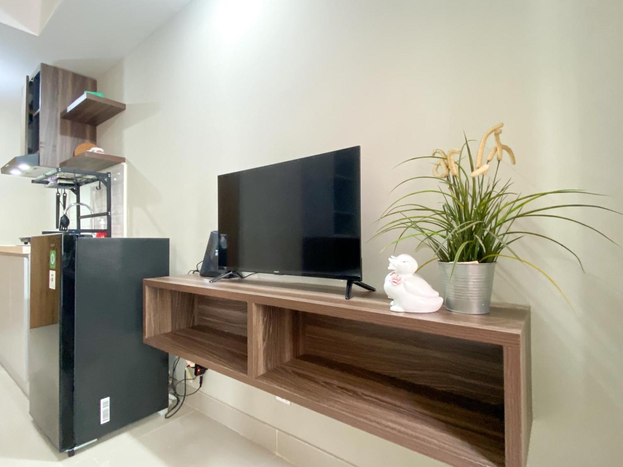 Modern Look At Gateway Park Lrt By Travelio Apartemen